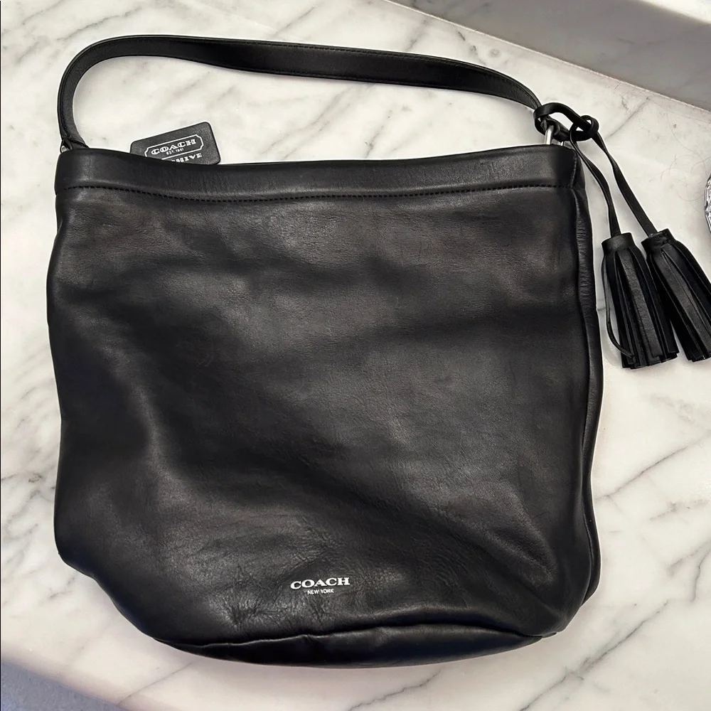 Authentic Coach Black Leather Shoulder Bag in Excellent Condition